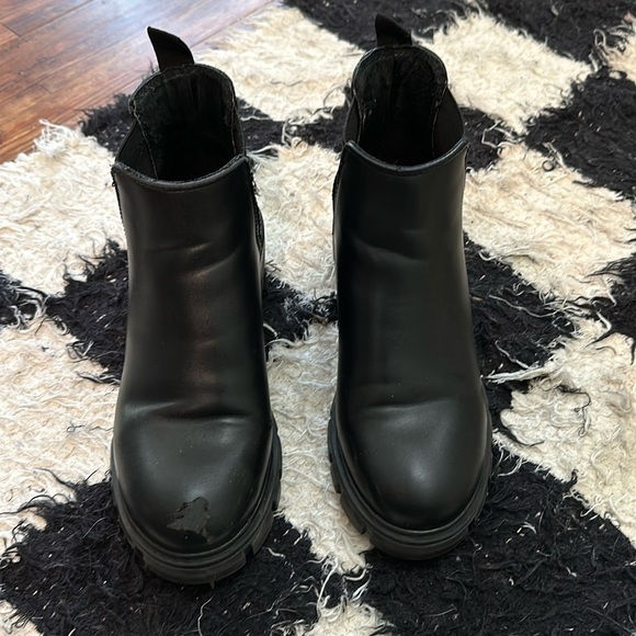 Steve Madden Black Lug Sole Pleather Boots! - Picture 1 of 5